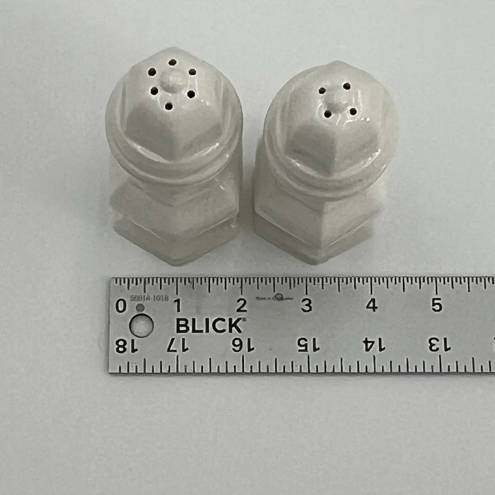 White elegant salt and pepper‎ 5